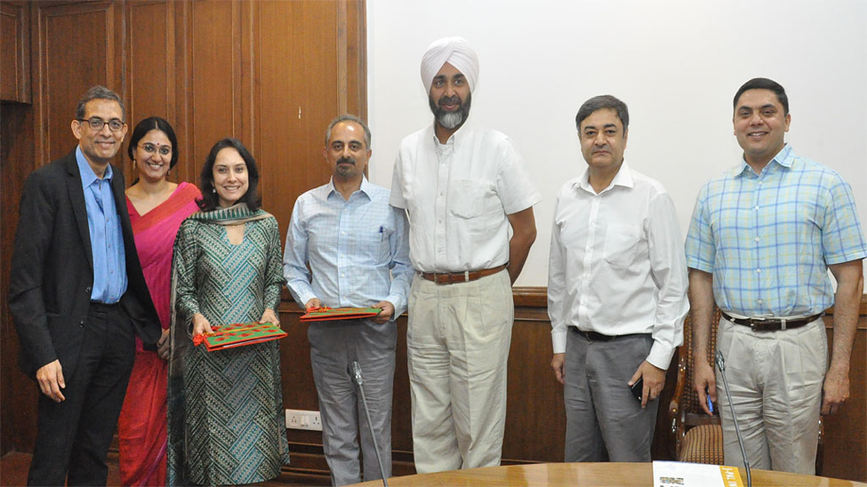 Group of J-PAL directors, staff, and government officials hold MoU