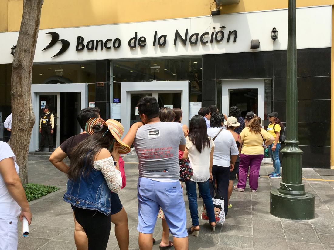 A line forms outside of Banco de la Nacion