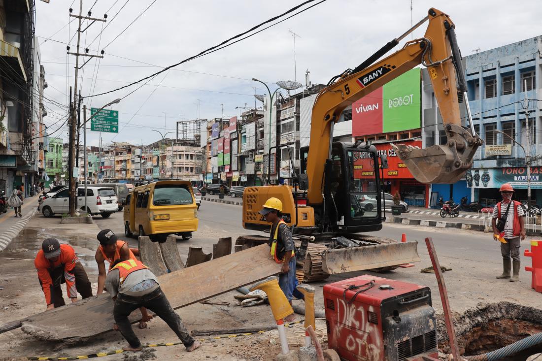 Seasonal Migrant workers in Indonesia working in construction in urban environment.