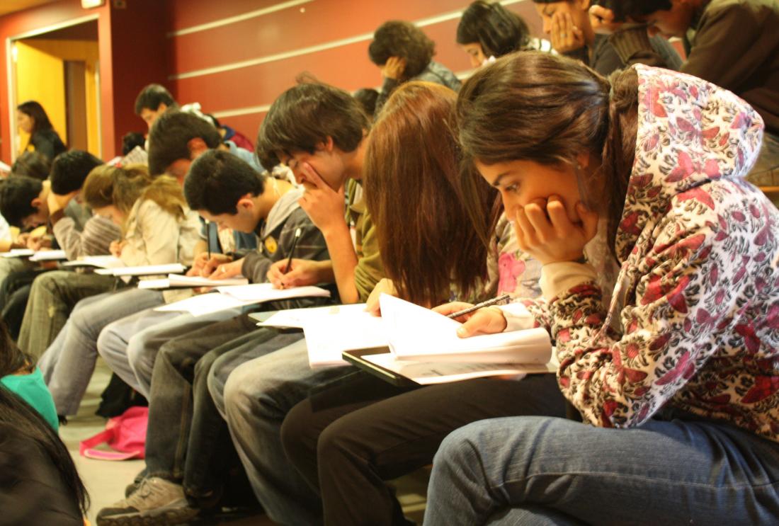 Los estudiantes toman un examen en Santiago, Chile.
