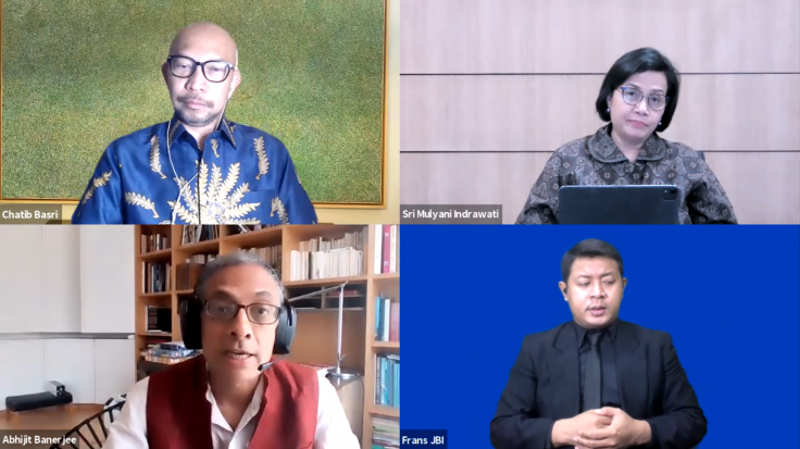 A screenshot of the speakers, moderator, and sign language translator on Zoom