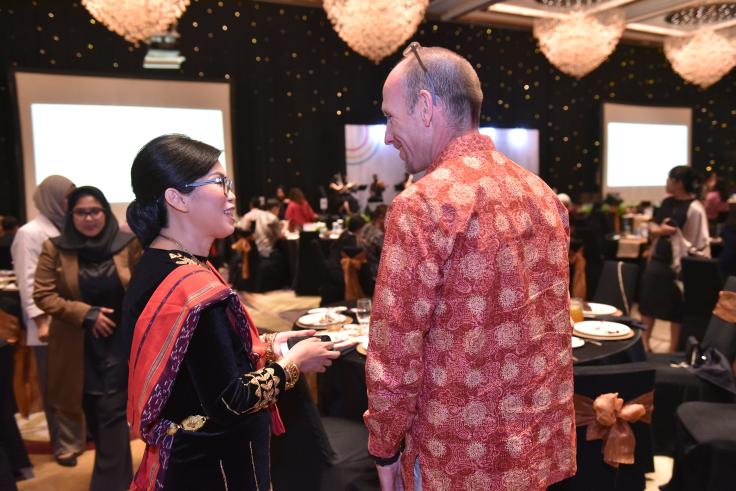 Lina Marliani has a discussion with Simon Ernst at the J-PAL SEA Gala Dinner