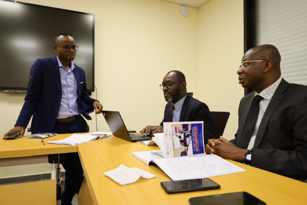 Ivorian civil servants participating in the training program’s incubator brainstorm evaluations that could be relevant for their ministries.
