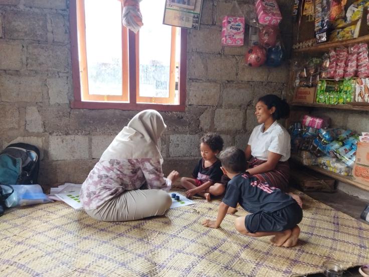 An assessor conducts a GSED assessment in a warung (small local shop), adapting to the child’s familiar environment to ensure comfort and ease.