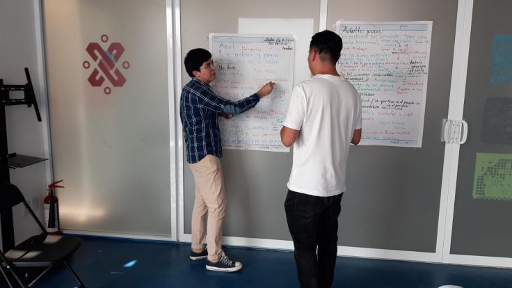 A facilitator of the Acá entre Compas program talking to one of the participants