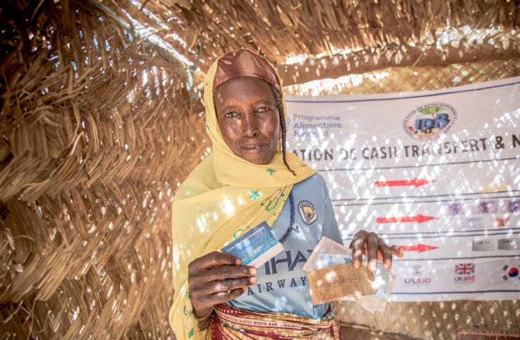 Woman in Niger receiving a cash transfer