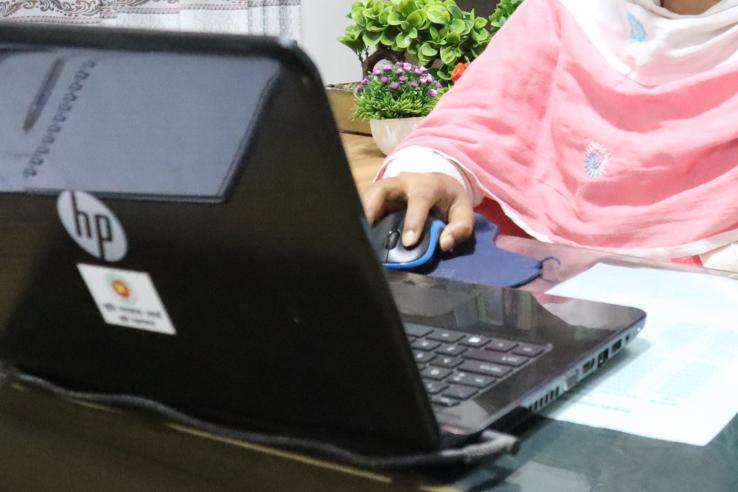 A Bangladeshi bureaucrat uses the digital land record system