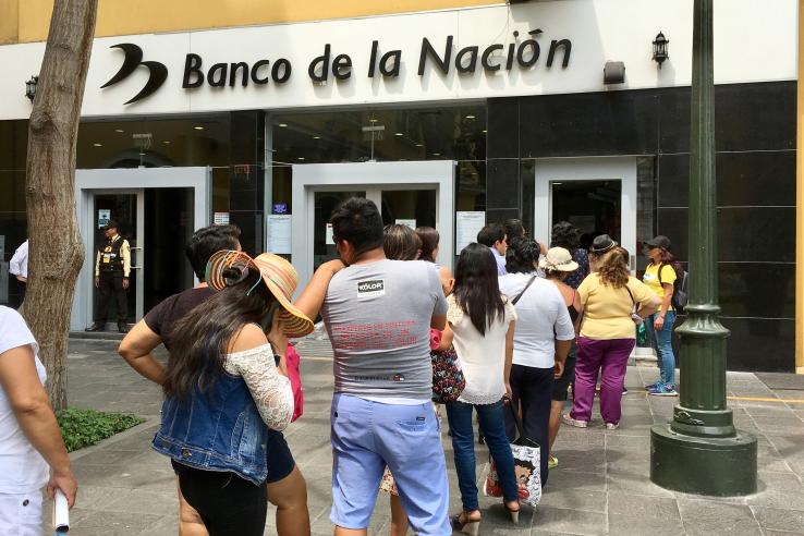 A line forms outside of Banco de la Nacion