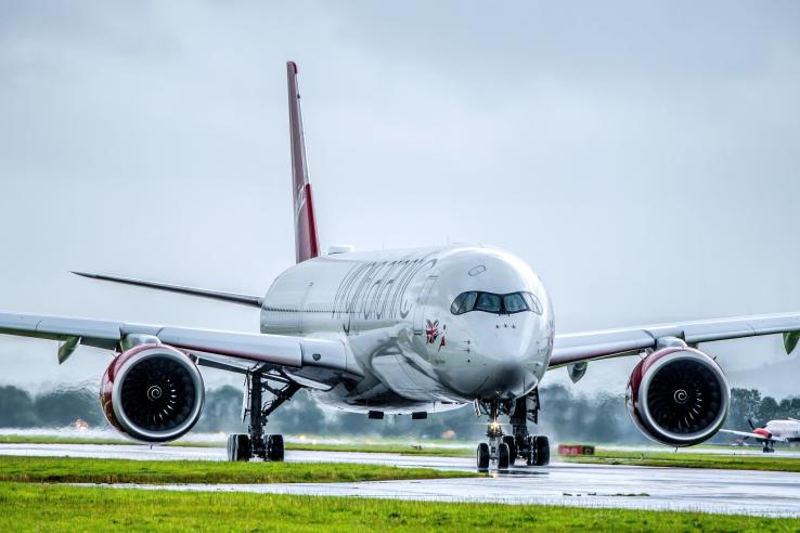 Airplane on runway (view from front)