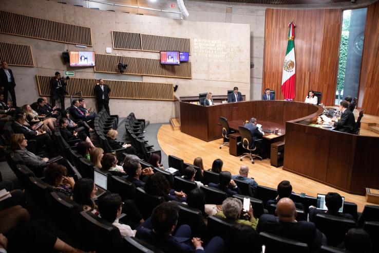Audience engaging in live labor courts session in Mexico.