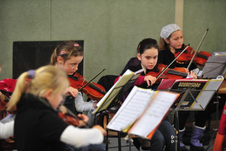 Primary school students playing in a music class in Germany J-PAL Europe
