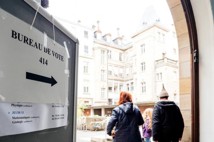 Bureau de vote sign in French