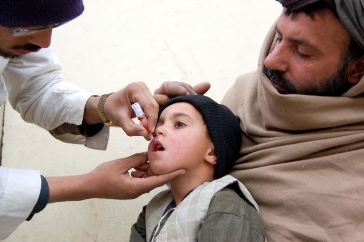 Health worker administrates polio-vaccine drops to a child during anti-polio immunization campaign at Pak-Afghan Border on January 20, 2015 in Chaman.