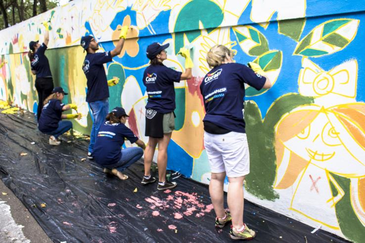 Youth paint fences in Sao Paulo