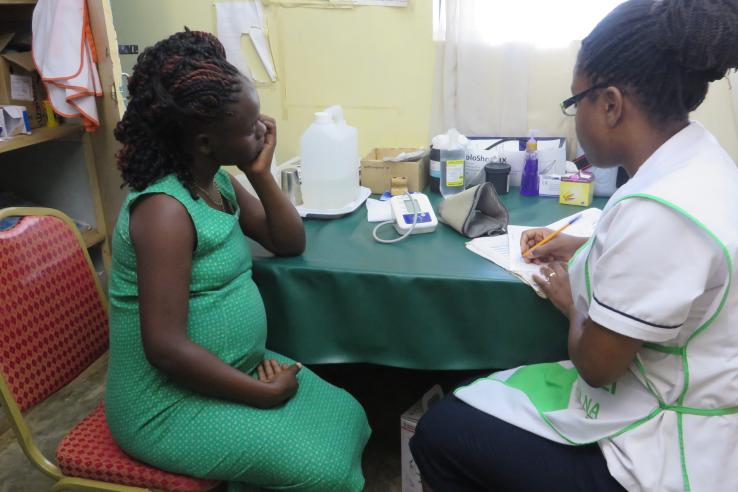 Nurse meets with a pregnant patient.