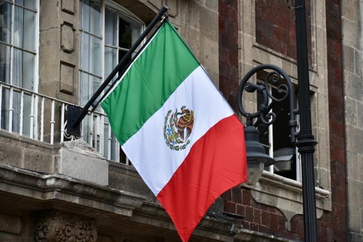 Bandera mexicana colgando de edificio