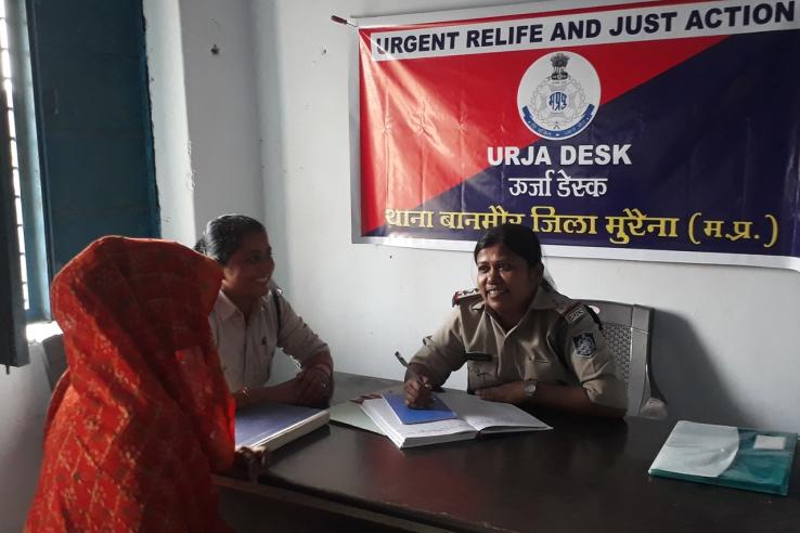Madhya Pradesh_Women's Help Desks_Intervention in progress _officer hearing out a complainant in Morena district.jpg(941.18 KB)