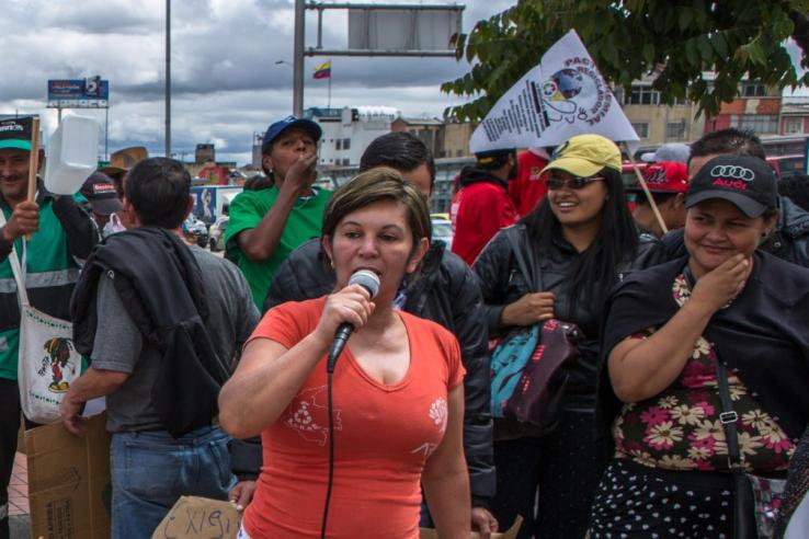 Mujer lidera una manifestación