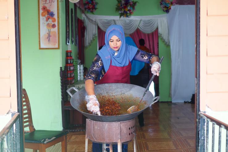 A Rohingya refugee entrepreneur at the chili paste business she runs from her home in Kuala Lumpur, Malaysia. © 2017 Shutterstock _ Krisha Vishinpir