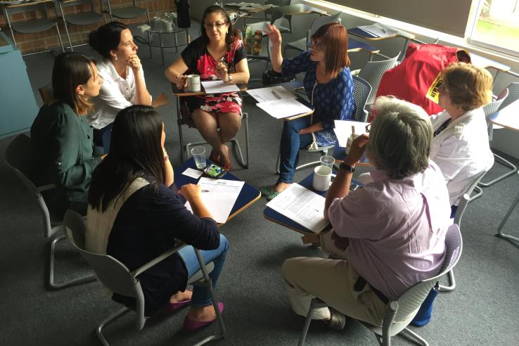 Grupo de pessoas debatendo durante evento