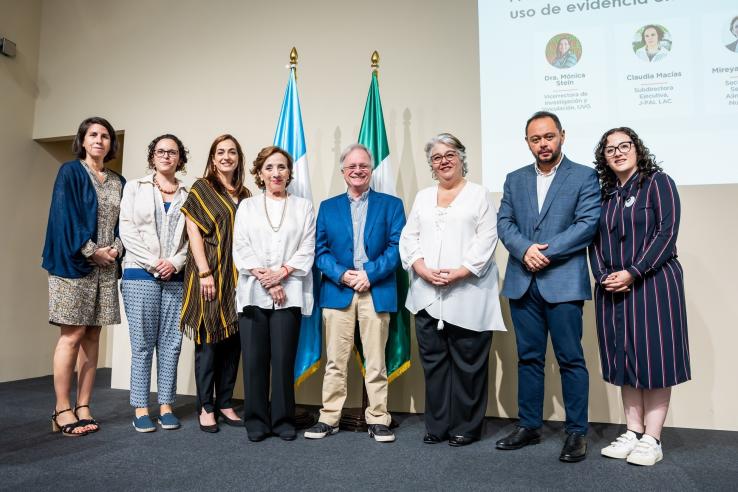 J-PAL affiliated professor Costas Meghir (Yale), who leads the first joint project of Universidad del Valle de Guatemala (UVG) and J-PAL partnership, surrounded by Guatemalan government and social organization representatives, J-PAL affiliated researchers, UVG, and J-PAL LAC staff.