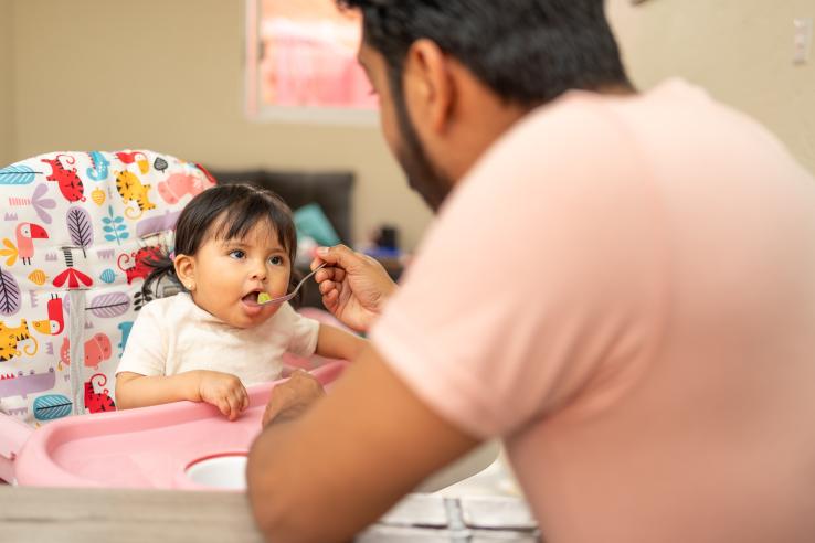Padre alimentando a su hija