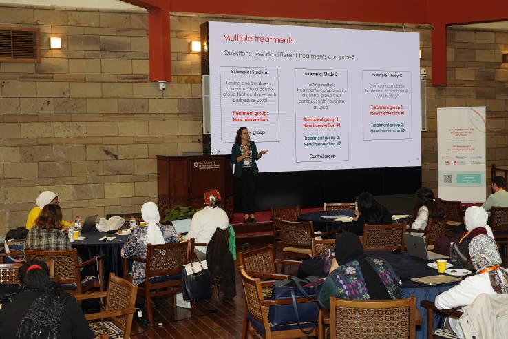 Lecturer and participants in roundtables 