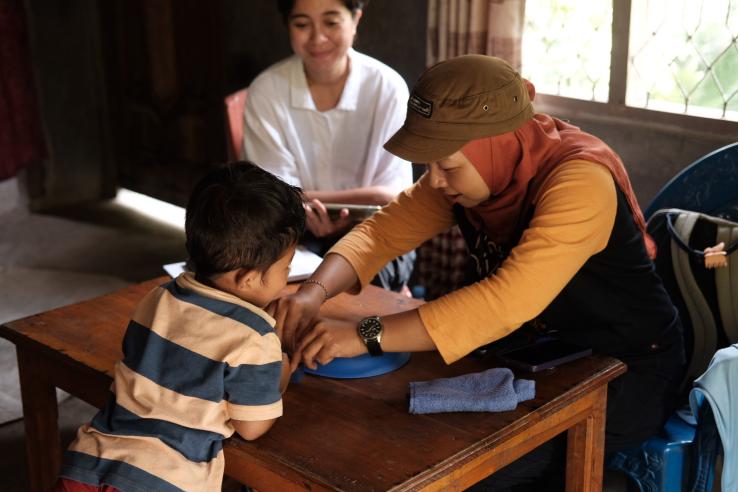 Interaction between a child and facilitator during a GSED assessment