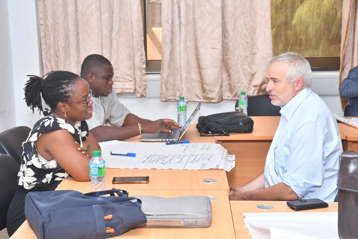 L’équipe de J-PAL en collaboration avec les participants de l’école d’été 2025