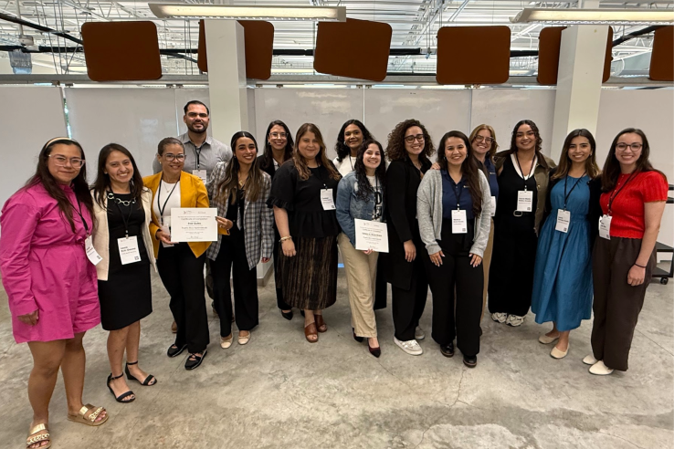 A photo of the participants and J-PAL staff who attended the AprendeLab convening