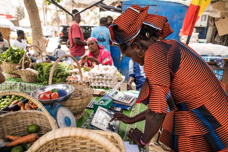 Binta is filling the vegetables she sells on her Weebi tablet. The application has helped her manage her stock and sales.