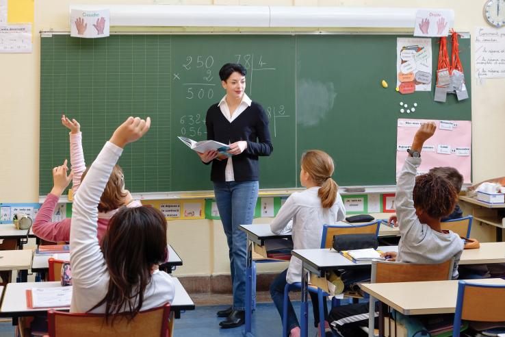 Children and a teacher in the classroom. Photo: Shutterstock.com