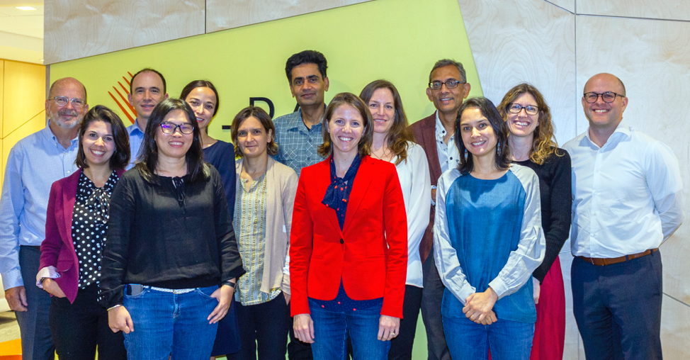 Les cofondateurs de J-PAL Abhijit Banerjee et Esther Duflo avec l’équipe dirigeante de J-PAL en juillet 2019 au Massachusetts Institute of Technology (MIT). (De gauche à droite: David Sears, Paula Pedro, Benjamin Olken, Lina Marliani, Anna Schrimpf, Esther Duflo, Iqbal Dhaliwal, Ann Bates, Anja Sautmann, Abhijit Banerjee, Shobhini Mukerji, Laura Poswell, John Floretta.)