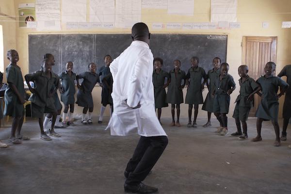 A teacher and class take part in an icebreaker activity.