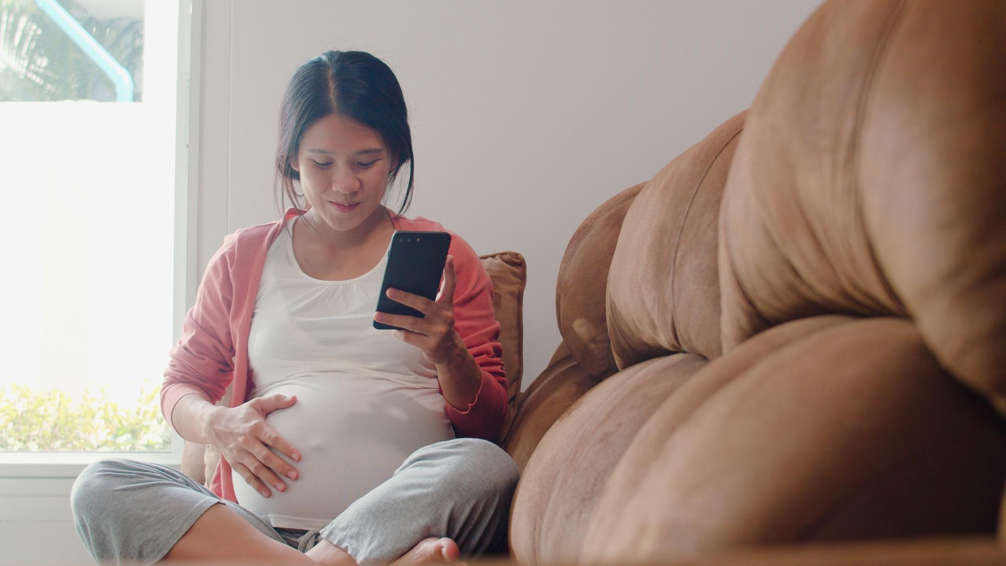 Pregnant woman with smartphone