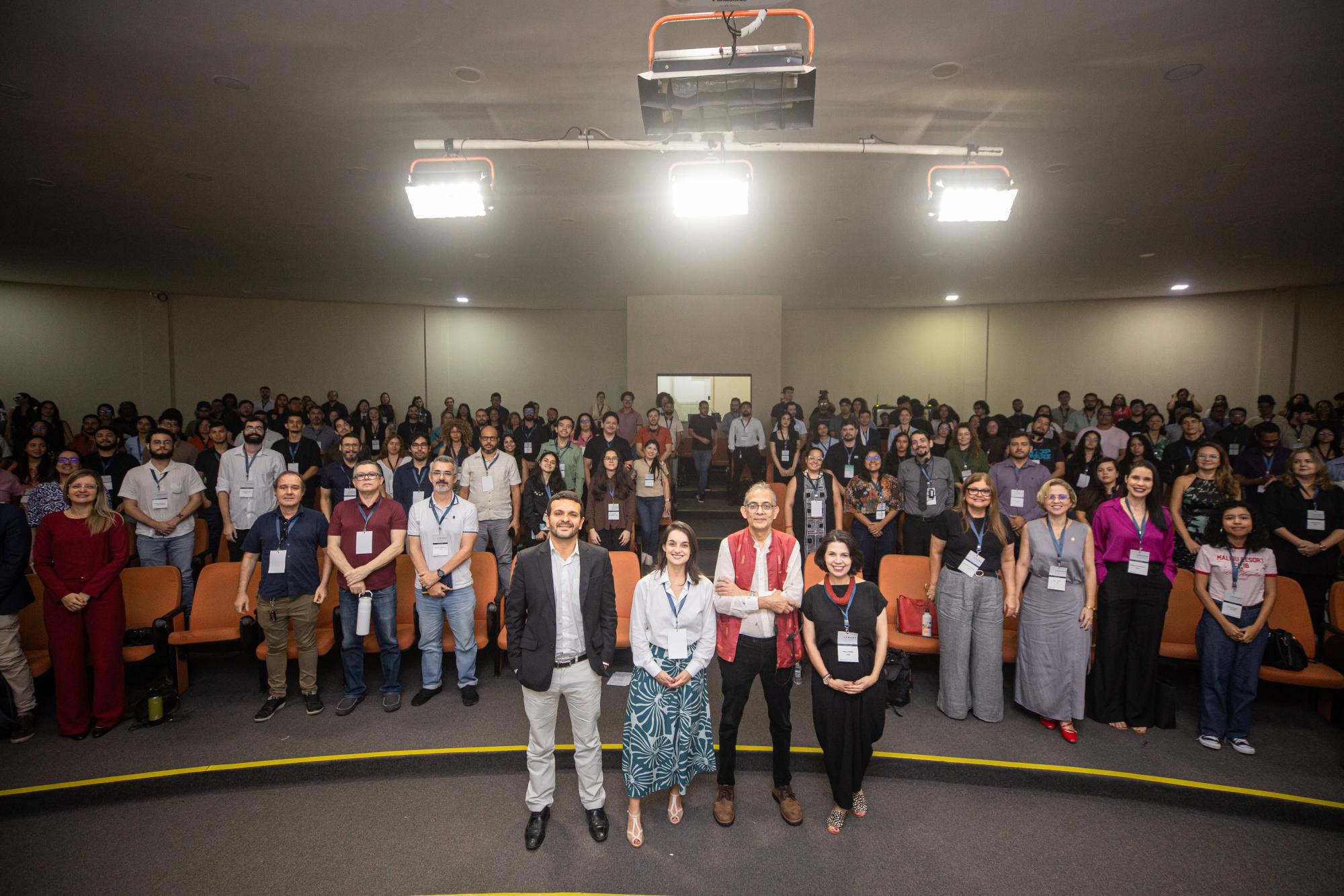 Pessoas posam para foto após evento