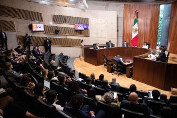 Audience engaging in live labor courts session in Mexico.
