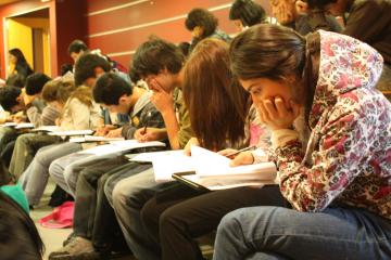 Los estudiantes toman un examen en Santiago, Chile.