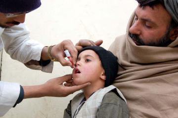 Health worker administrates polio-vaccine drops to a child during anti-polio immunization campaign at Pak-Afghan Border on January 20, 2015 in Chaman.