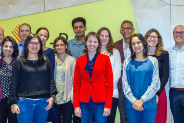 Les cofondateurs de J-PAL Abhijit Banerjee et Esther Duflo avec l’équipe dirigeante de J-PAL en juillet 2019 au Massachusetts Institute of Technology (MIT). (De gauche à droite: David Sears, Paula Pedro, Benjamin Olken, Lina Marliani, Anna Schrimpf, Esther Duflo, Iqbal Dhaliwal, Ann Bates, Anja Sautmann, Abhijit Banerjee, Shobhini Mukerji, Laura Poswell, John Floretta.)