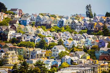 Rows of houses in the Bay Area in California on a hill in the sunlight
