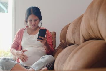 Pregnant woman with smartphone