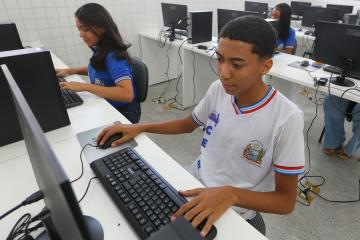 Male and female students working at a computer lab